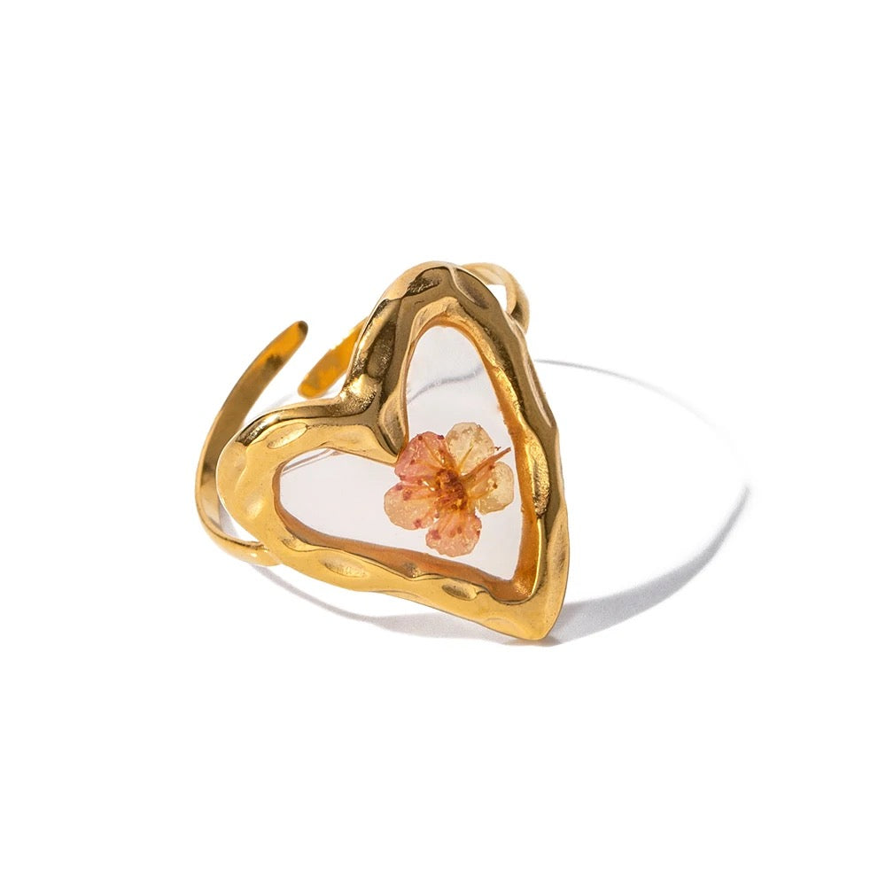 Anillo en tono gold con detalles inspirados en la naturaleza, diseño femenino y vistoso para joyería de mayoreo.
