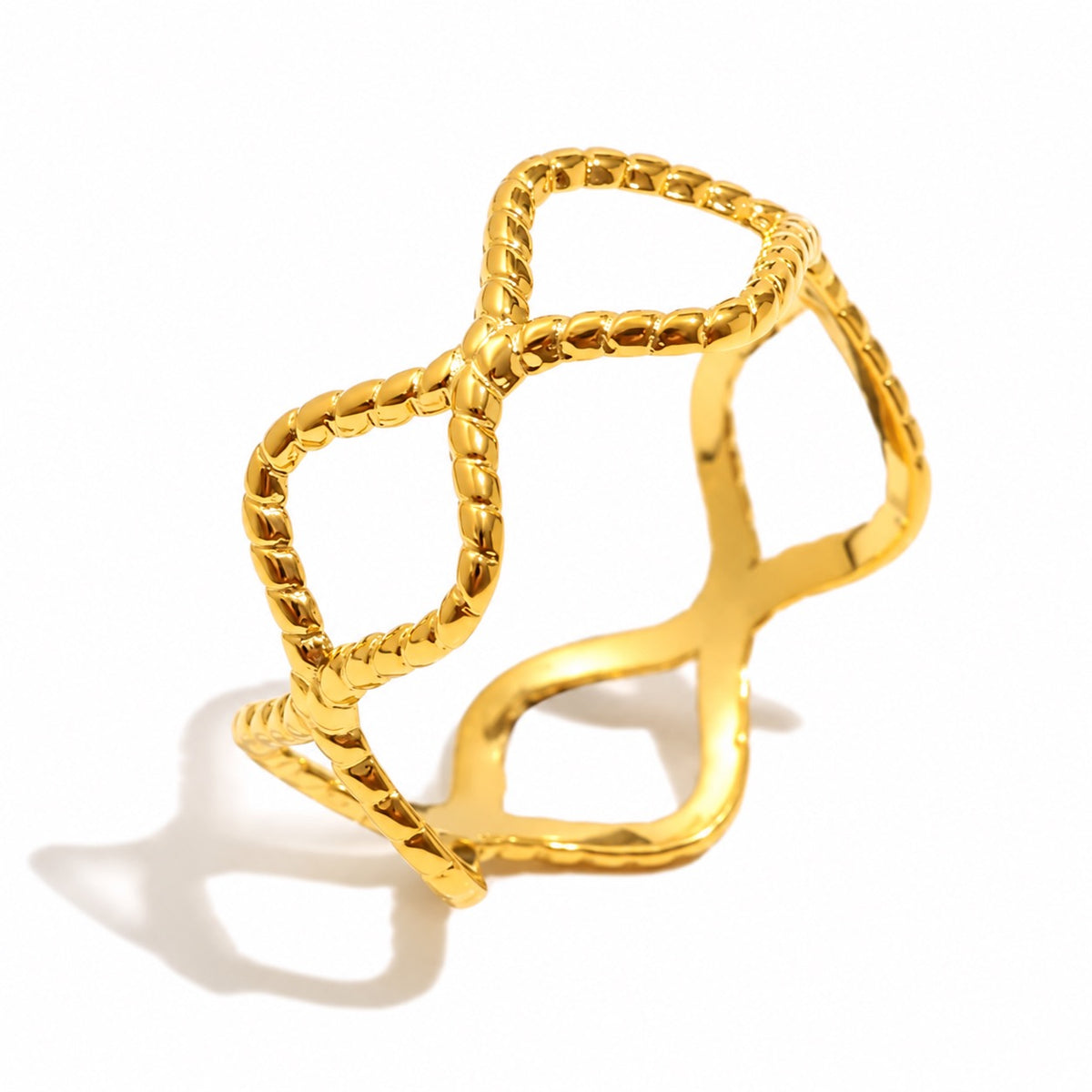 Anillo ROMBOS dorado ajustable de acero inoxidable 316L con diseño de curvas.