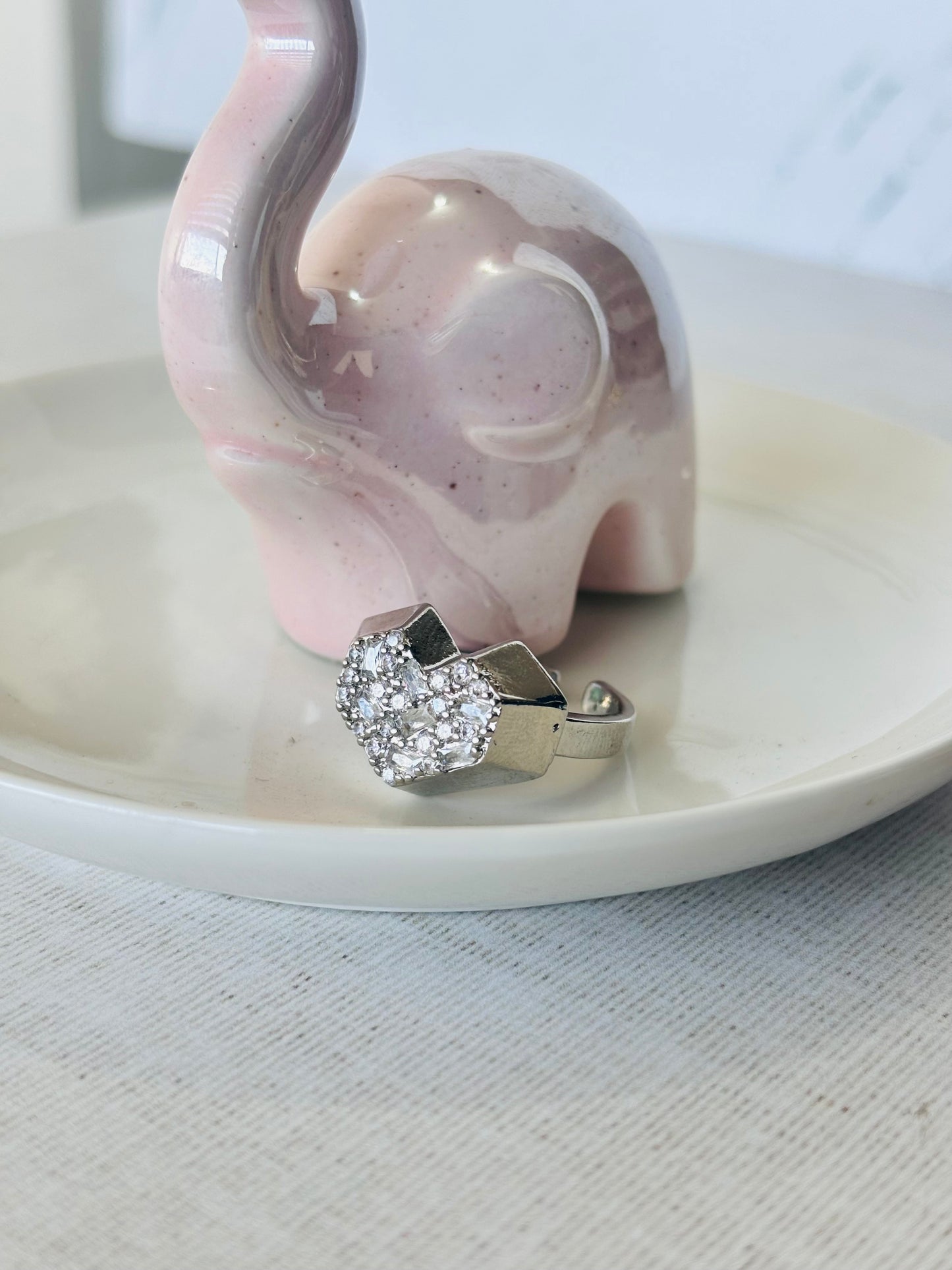Anillo silver  con piedra decorativa, diseño elegante y brillante para joyería de mayoreo.
