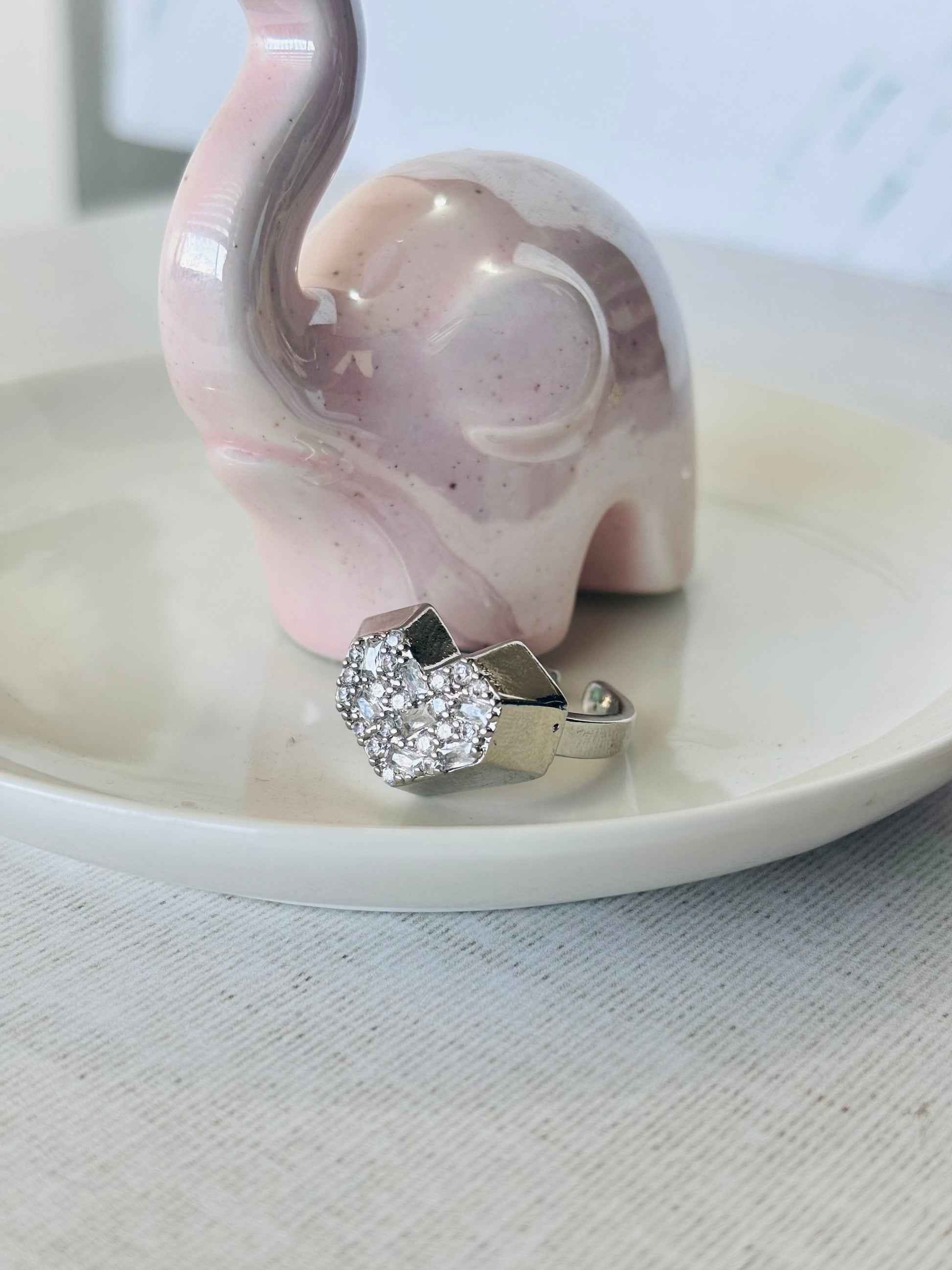 Anillo silver  con piedra decorativa, diseño elegante y brillante para joyería de mayoreo.