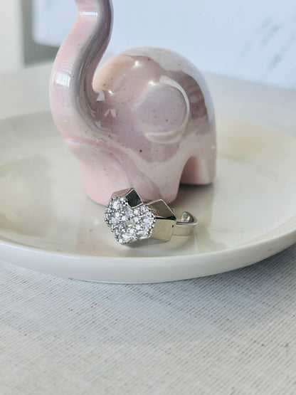 Anillo silver  con piedra decorativa, diseño elegante y brillante para joyería de mayoreo.