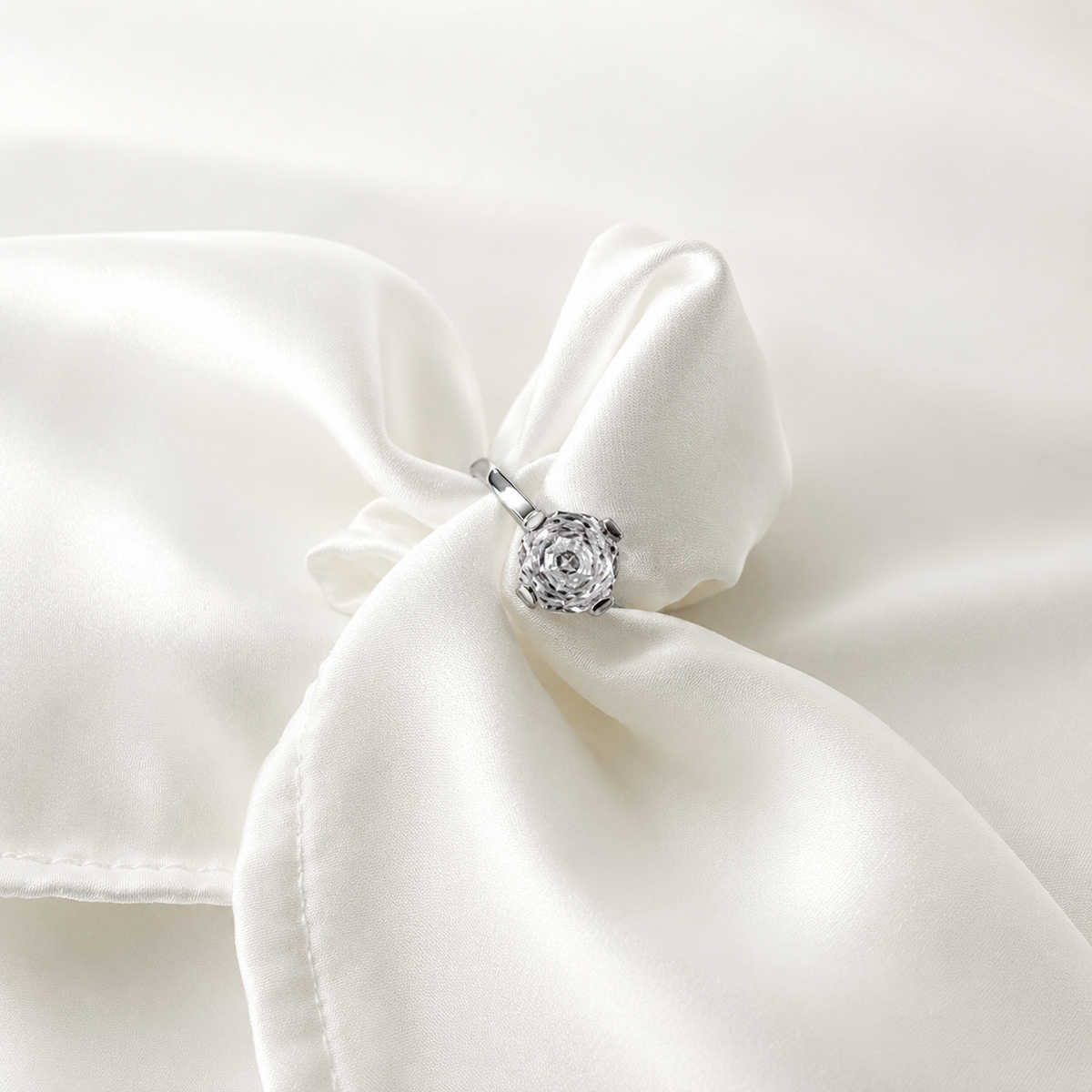 Anillo silver con piedra decorativa, diseño elegante y brillante para joyería de mayoreo.