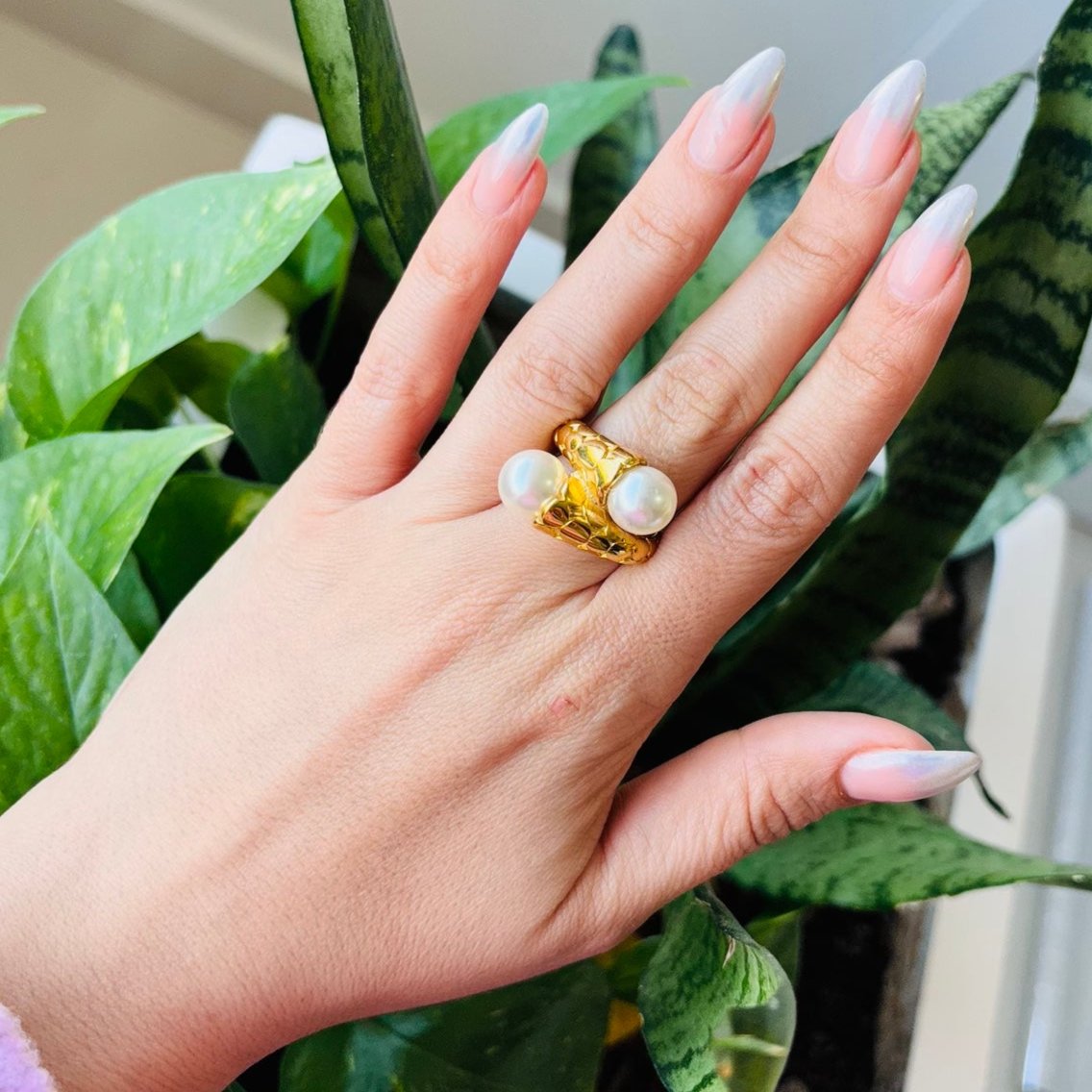 Anillo con perlas  en acero inoxidable 316L, ideal para vendedoras de joyería de mayoreo que buscan piezas elegantes, femeninas y con mayor valor percibido.