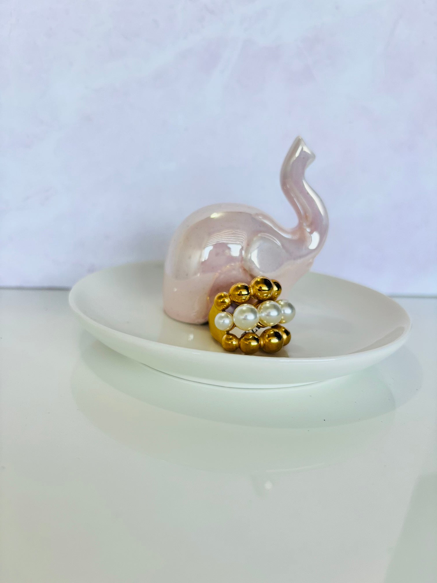 Anillo con perlas en acero inoxidable 316L, diseño elegante, femenino y romántico para joyería de mayoreo.