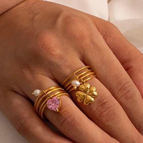 Anillo con piedras decorativas colgantes bañadas en chapa de oro 18k, diseño femenino con color y textura para joyería de mayoreo.