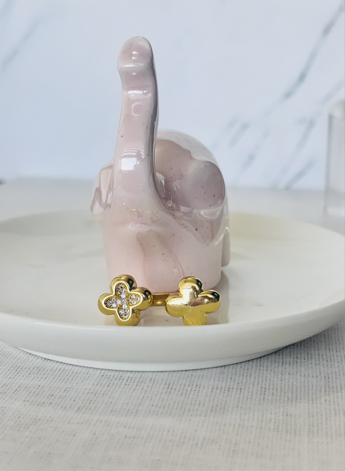 Anillo con piedras decorativas y detalles dorados en baño de chapa de oro de 18k, diseño elegante y brillante para joyería de mayoreo.
