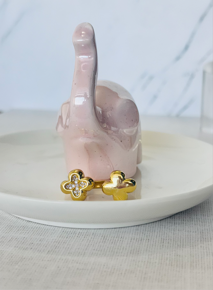 Anillo con piedras decorativas y detalles dorados en baño de chapa de oro de 18k, diseño elegante y brillante para joyería de mayoreo.