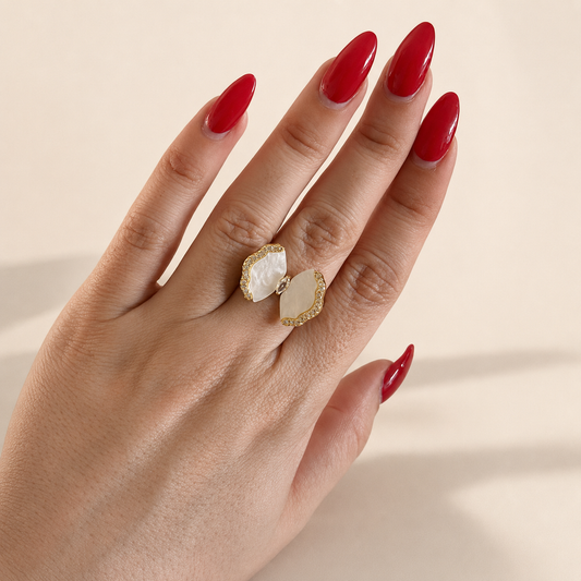 Anillo de chapa de oro 18K con zirconias y detalles dorados, diseño elegante para venta de joyería de mayoreo.