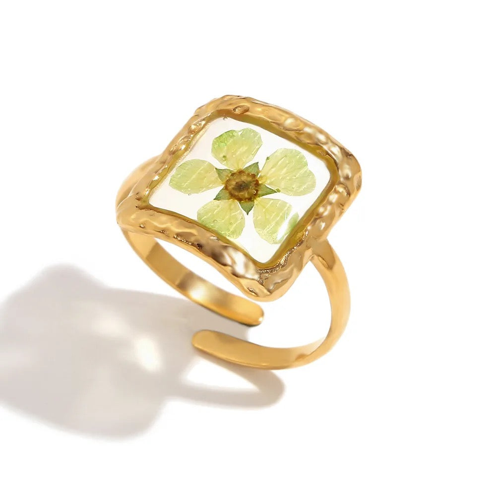 Anillo en tono gold con detalles inspirados en la naturaleza, diseño femenino y vistoso para joyería de mayoreo.
