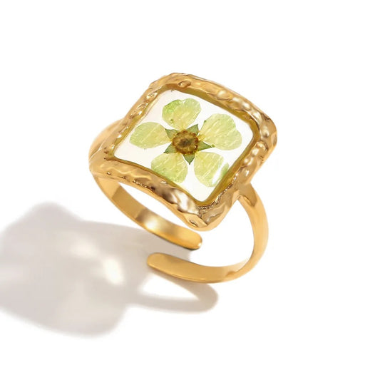 Anillo en tono gold con detalles inspirados en la naturaleza, diseño femenino y vistoso para joyería de mayoreo.
