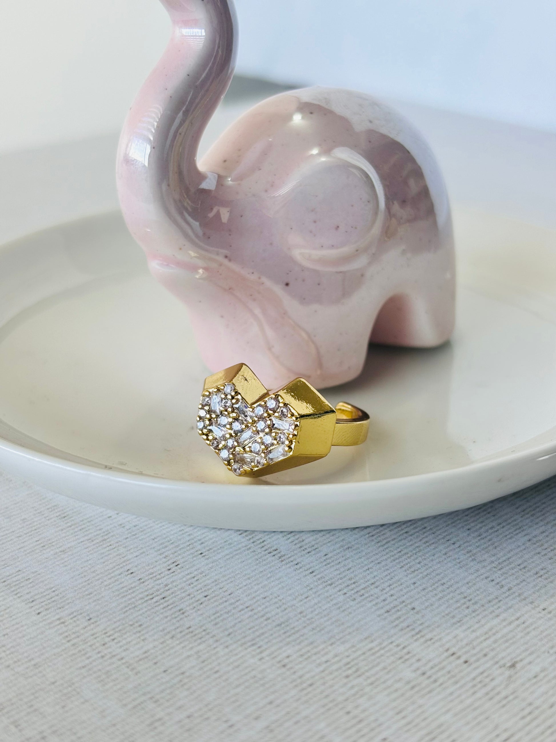 Anillo con piedras decorativas, diseño femenino con color y textura para joyería de mayoreo.