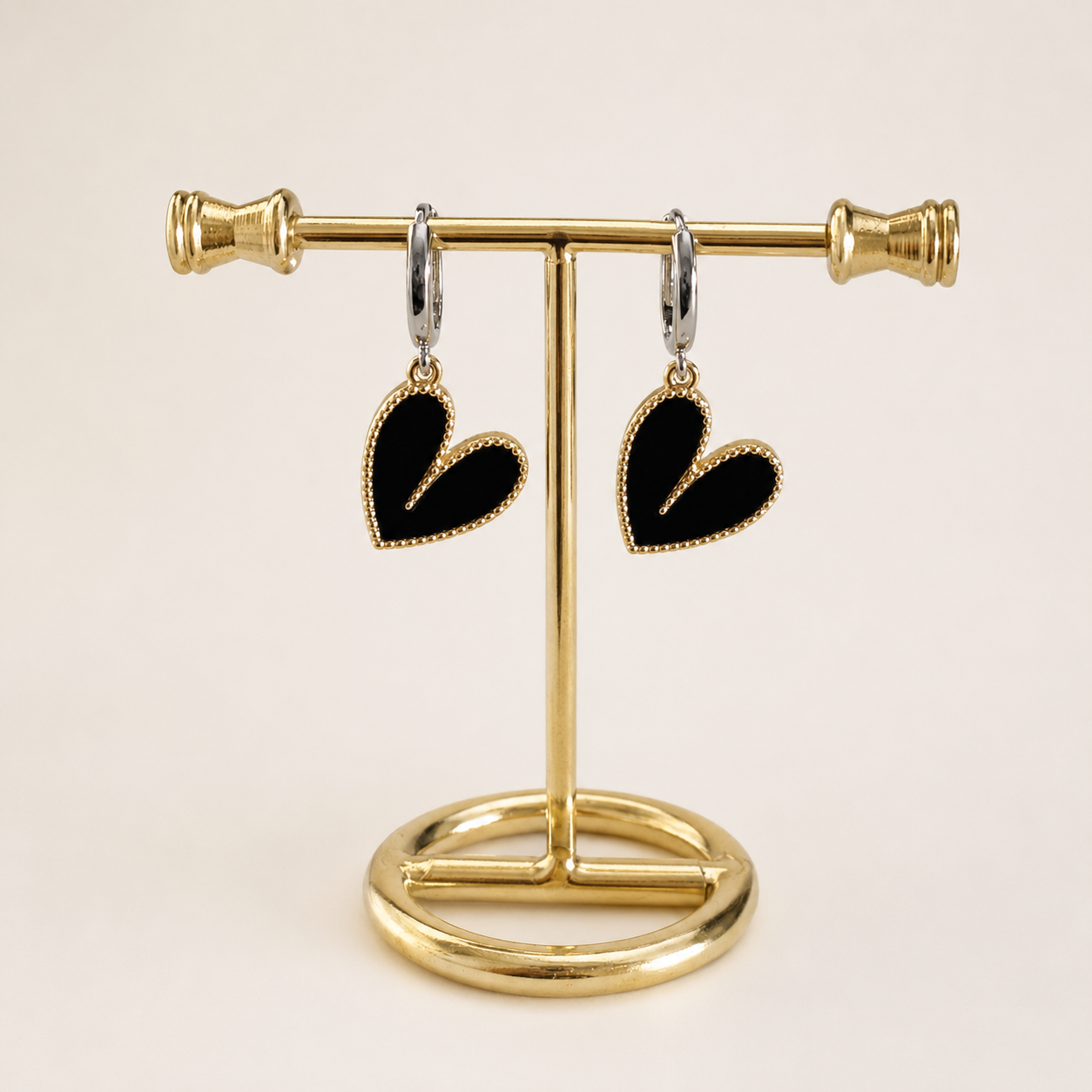 Arete Amore bicolor en dorado y negro, elaborado en chapa de oro de 18K para venta de joyería al mayoreo.