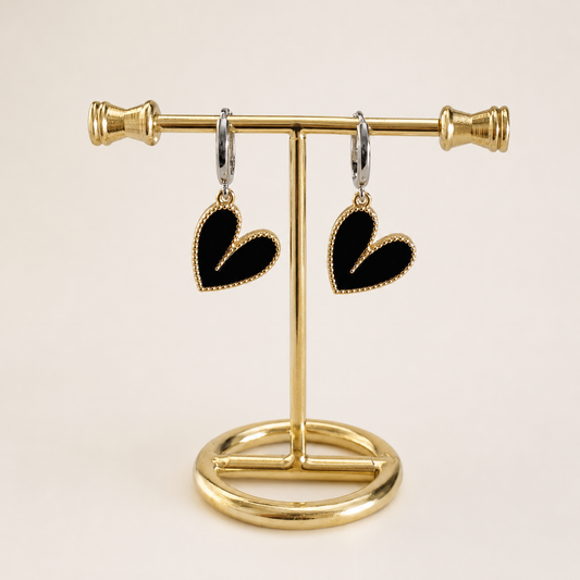 Arete Amore bicolor en dorado y negro, elaborado en chapa de oro de 18K para venta de joyería al mayoreo.