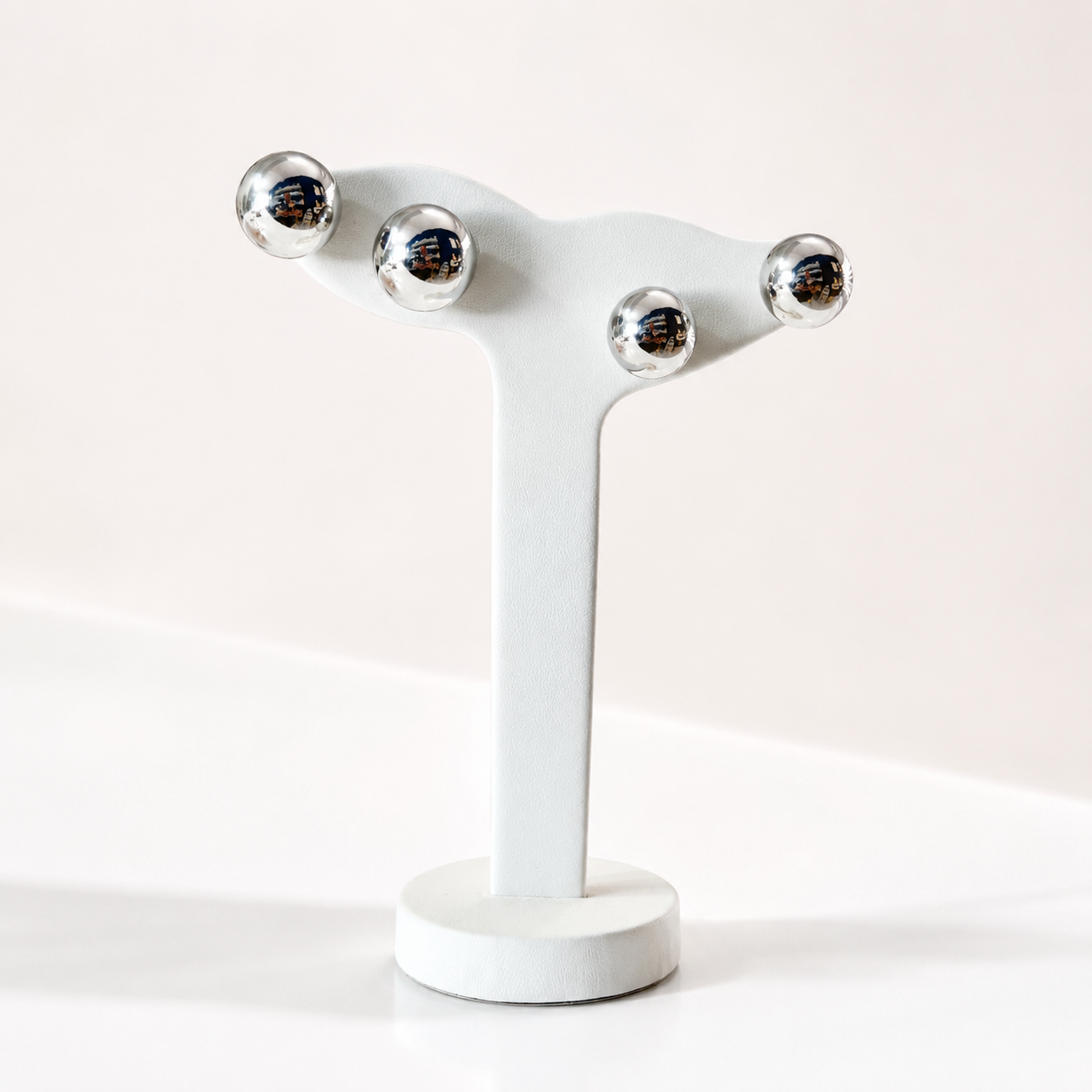 Arete bola tipo broquel en baño de oro blanco de 18k, diseño básico y delicado para mayoreo.