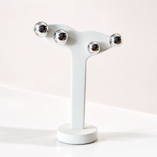 Arete bola tipo broquel en baño de oro blanco de 18k, diseño básico y delicado para mayoreo.