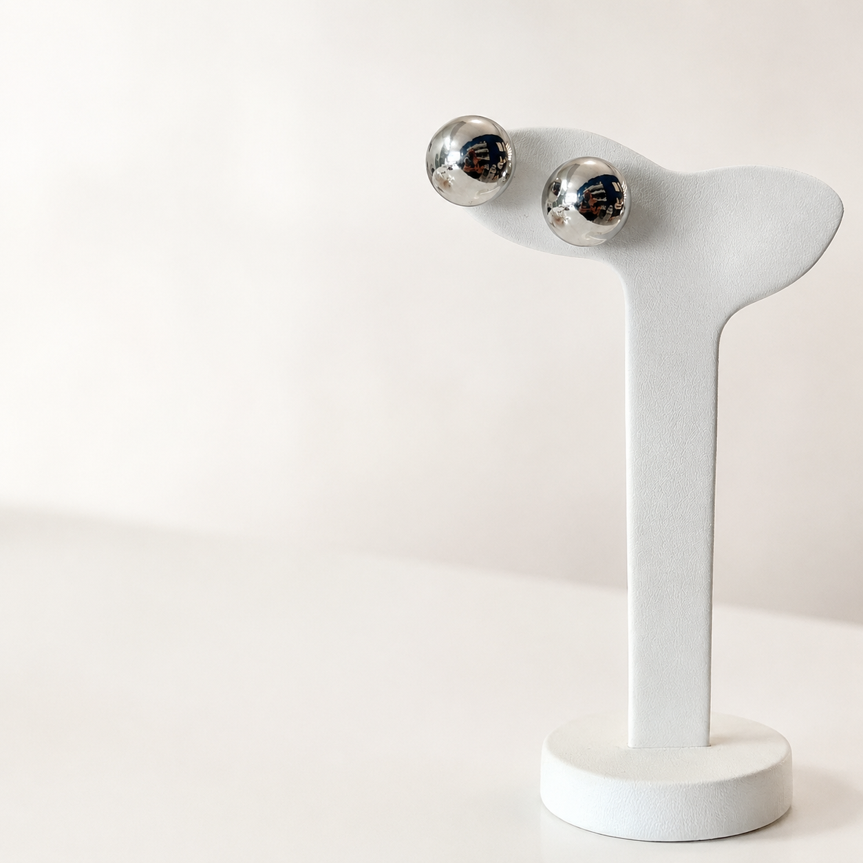 Arete bola silver pequeño tipo broquel en baño de oro blanco de 18k para joyería de mayoreo.