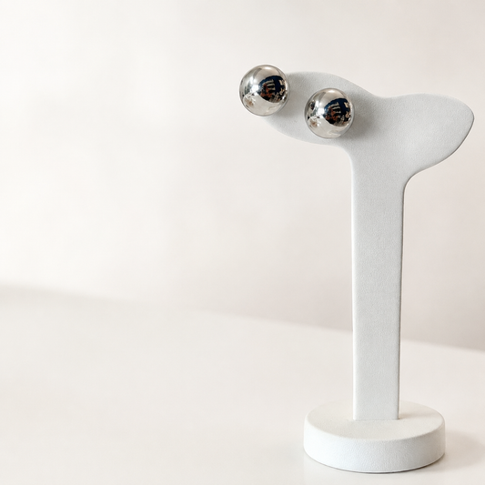 Arete bola silver pequeño tipo broquel en baño de oro blanco de 18k para joyería de mayoreo.