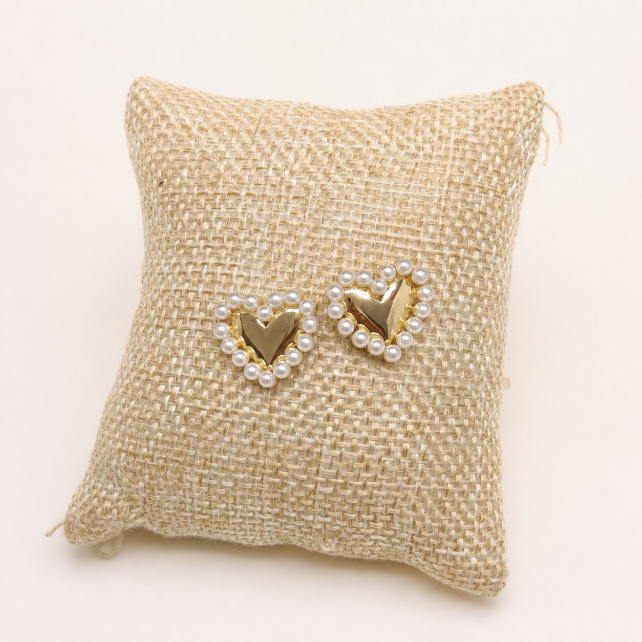 Arete Corazón Aura tipo broquel elaborado en chapa de oro de 18K para venta de joyería al mayoreo.