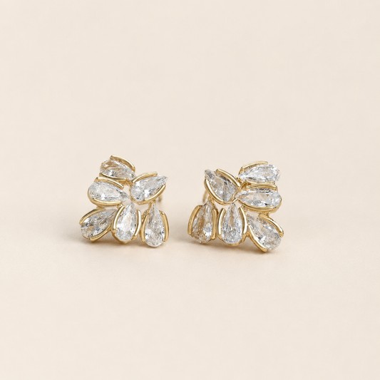 Arete Stella Dorada tipo broquel elaborado en chapa de oro de 18K para venta de joyería al mayoreo.
