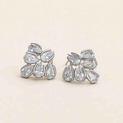 Arete Stella Plateado tipo broquel, elaborado en chapa de 18K con acabado plateado para venta de joyería al mayoreo.