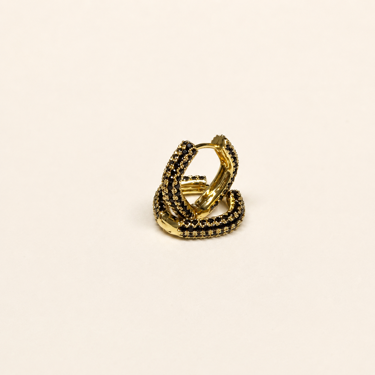 Arete Venet Dorado elaborado en chapa de oro de 18K, diseño femenino, moderno y versátil para joyería de mayoreo.
