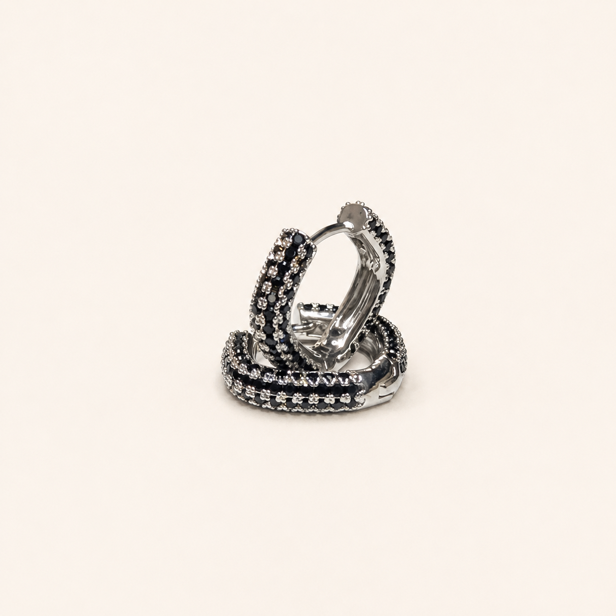Arete Venet Plateado elaborado en chapa de oro de 18K, diseño dorado, femenino y elegante para joyería de mayoreo.