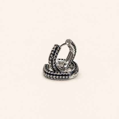 Arete Venet Plateado elaborado en chapa de oro de 18K, diseño dorado, femenino y elegante para joyería de mayoreo.