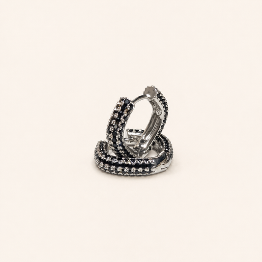 Arete Venet Plateado elaborado en chapa de oro de 18K, diseño dorado, femenino y elegante para joyería de mayoreo.