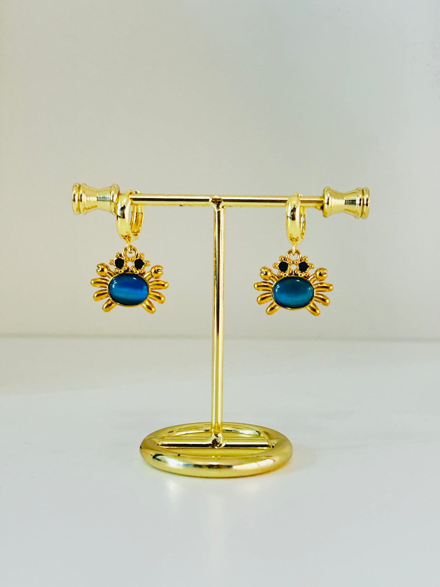 Aretes de cangrejo azul en chapa de oro 18K y acero inoxidable para joyería de mayoreo.