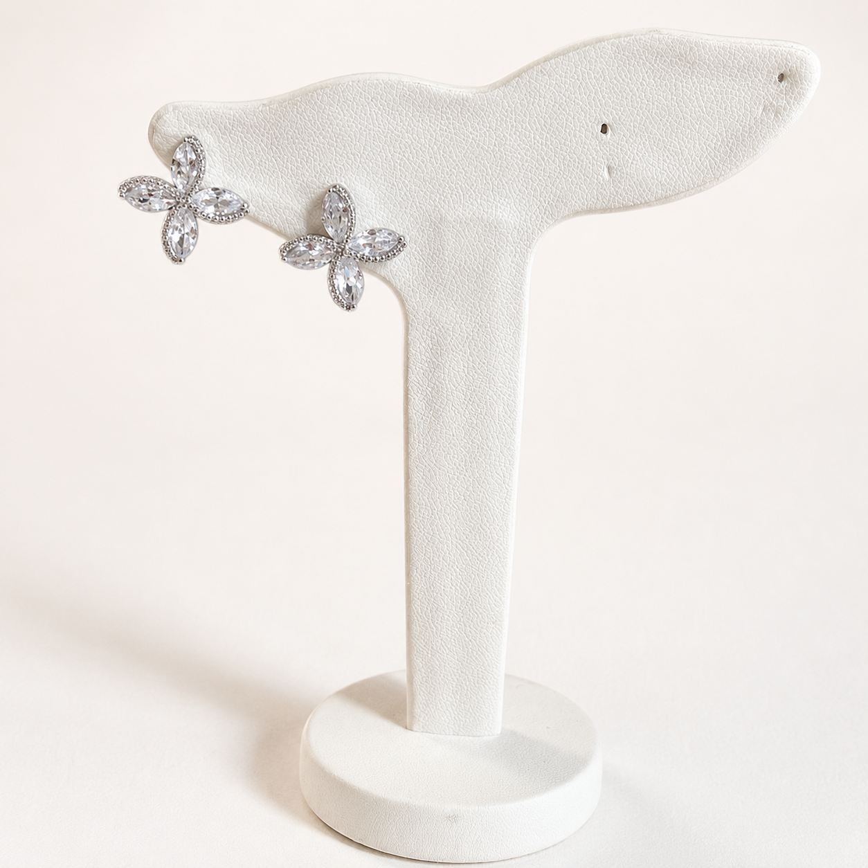 Aretes flores con cristales silver en chapa de oro blanco 18K para joyería de mayoreo.