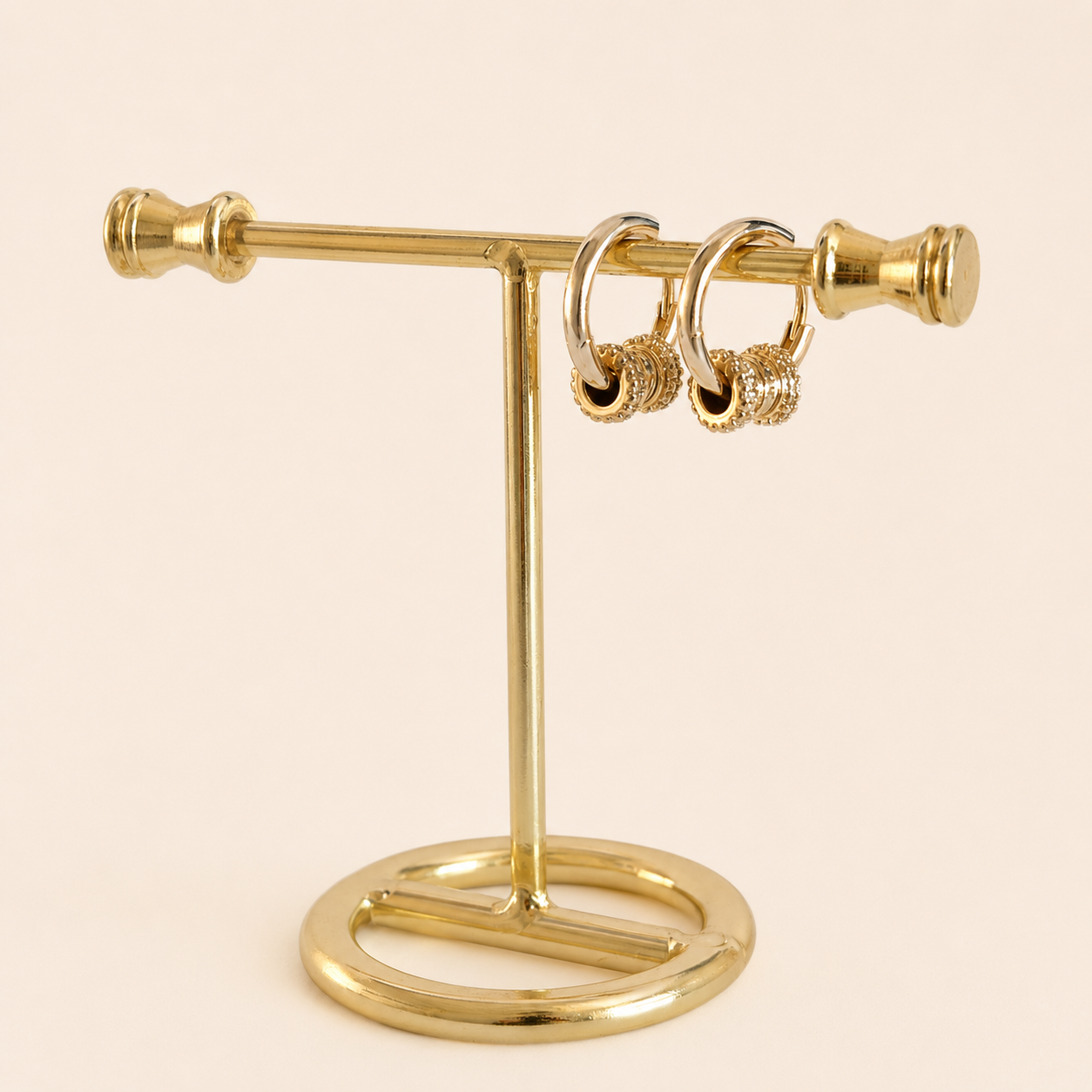 Aretes huggies Sara Gold en chapa de oro de 18k para venta de joyería al mayoreo.