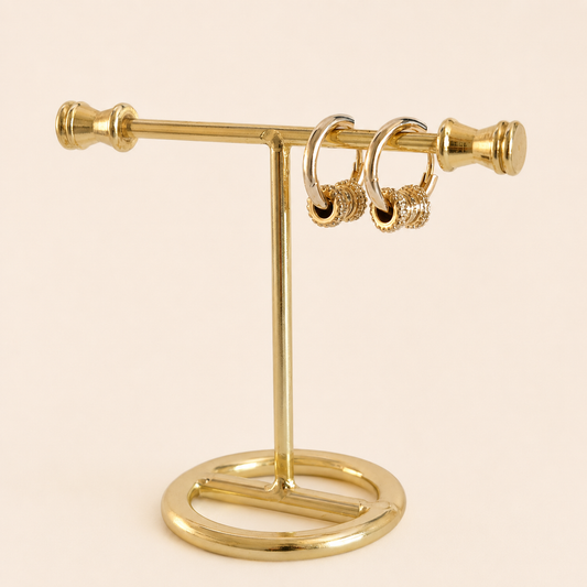 Aretes huggies Sara Gold en chapa de oro de 18k para venta de joyería al mayoreo.