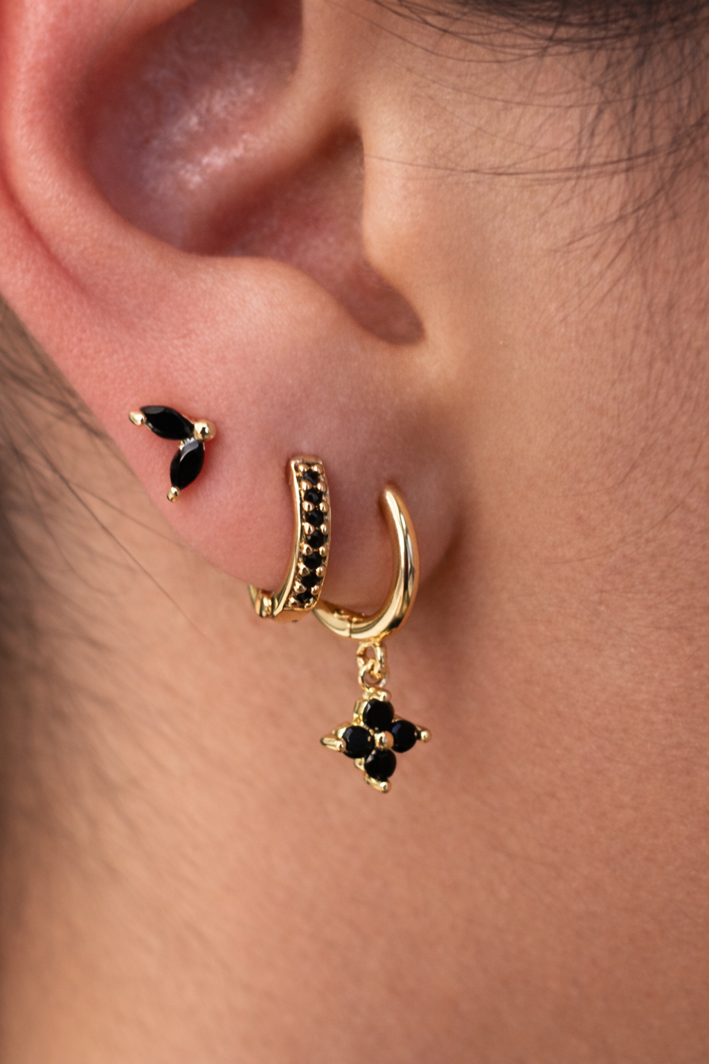 Aretes huggies Verona en chapa de oro 18K, pequeños y modernos para uso diario