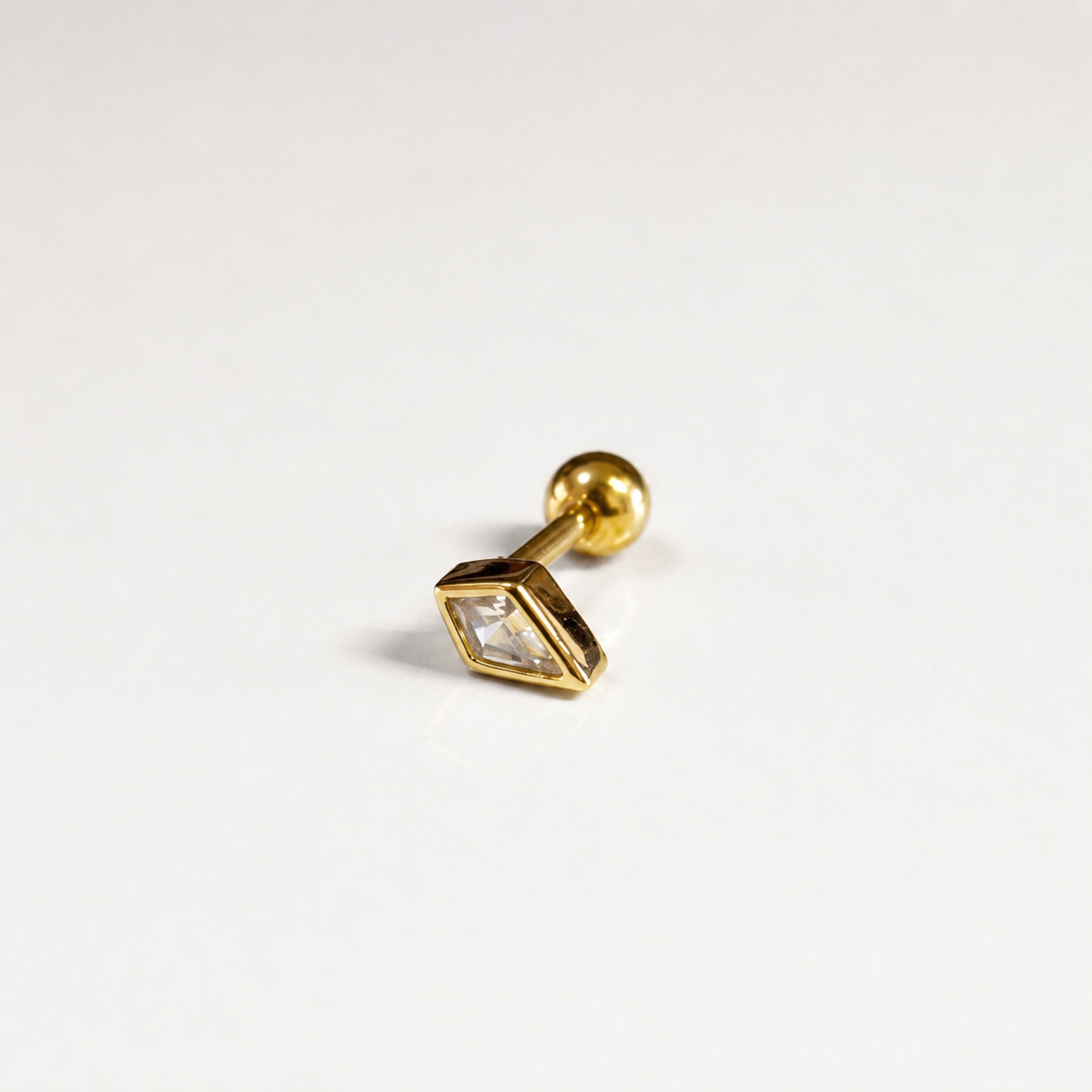 Aretes tipo PEARCING DIAMANTE en acero inoxidable 316 con detalle de piedra para joyería de mayoreo.