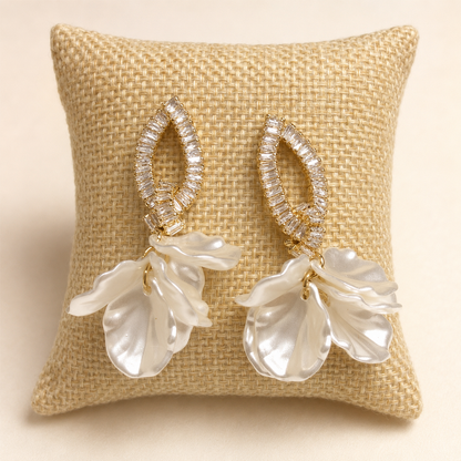 Aretes Pétalos Nácar con perlas de río y piedras brillantes para venta de joyería al mayoreo.