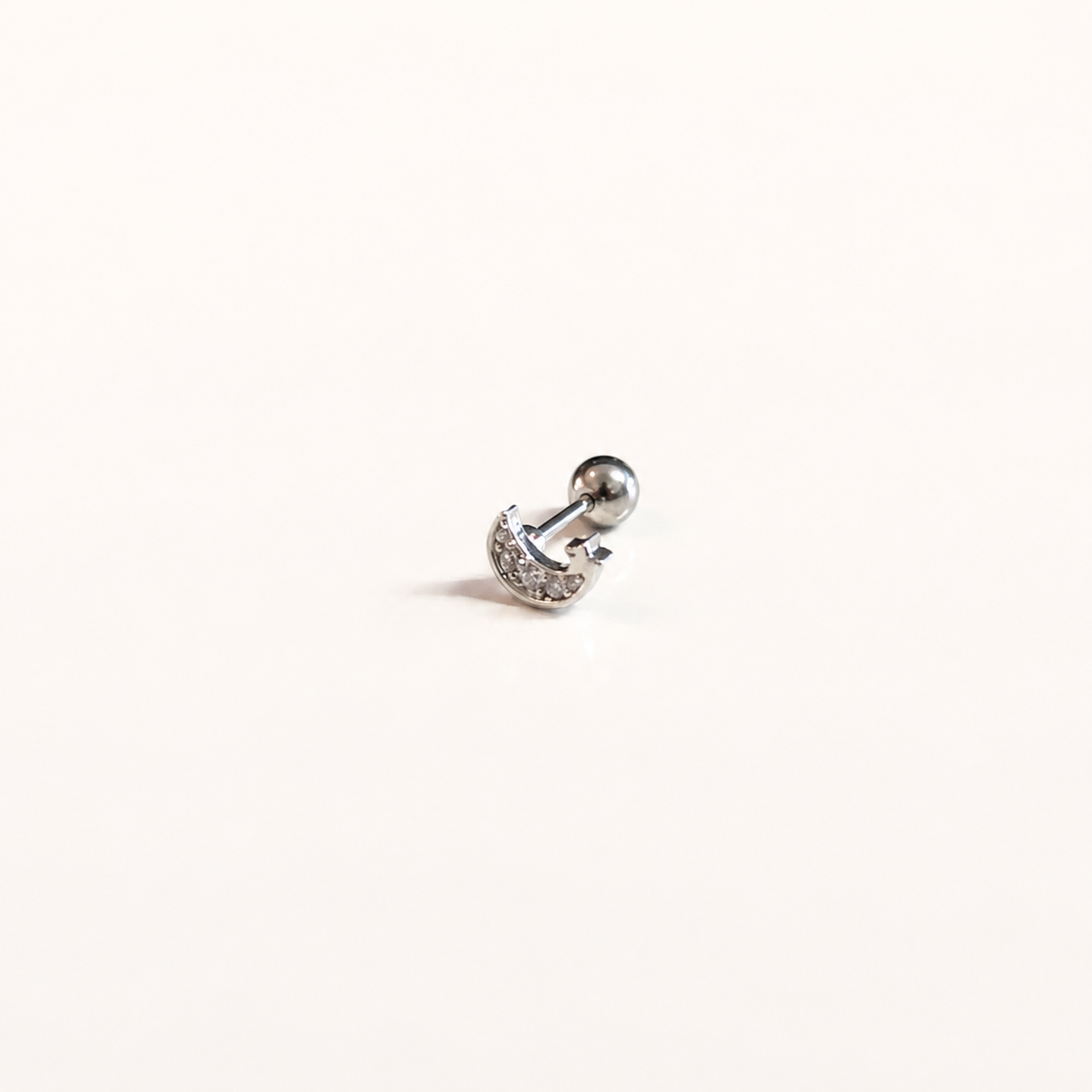 Aretes Pearcing Luna Silver con piedras brillantes en baño de oro blanco 18k para joyería de mayoreo.