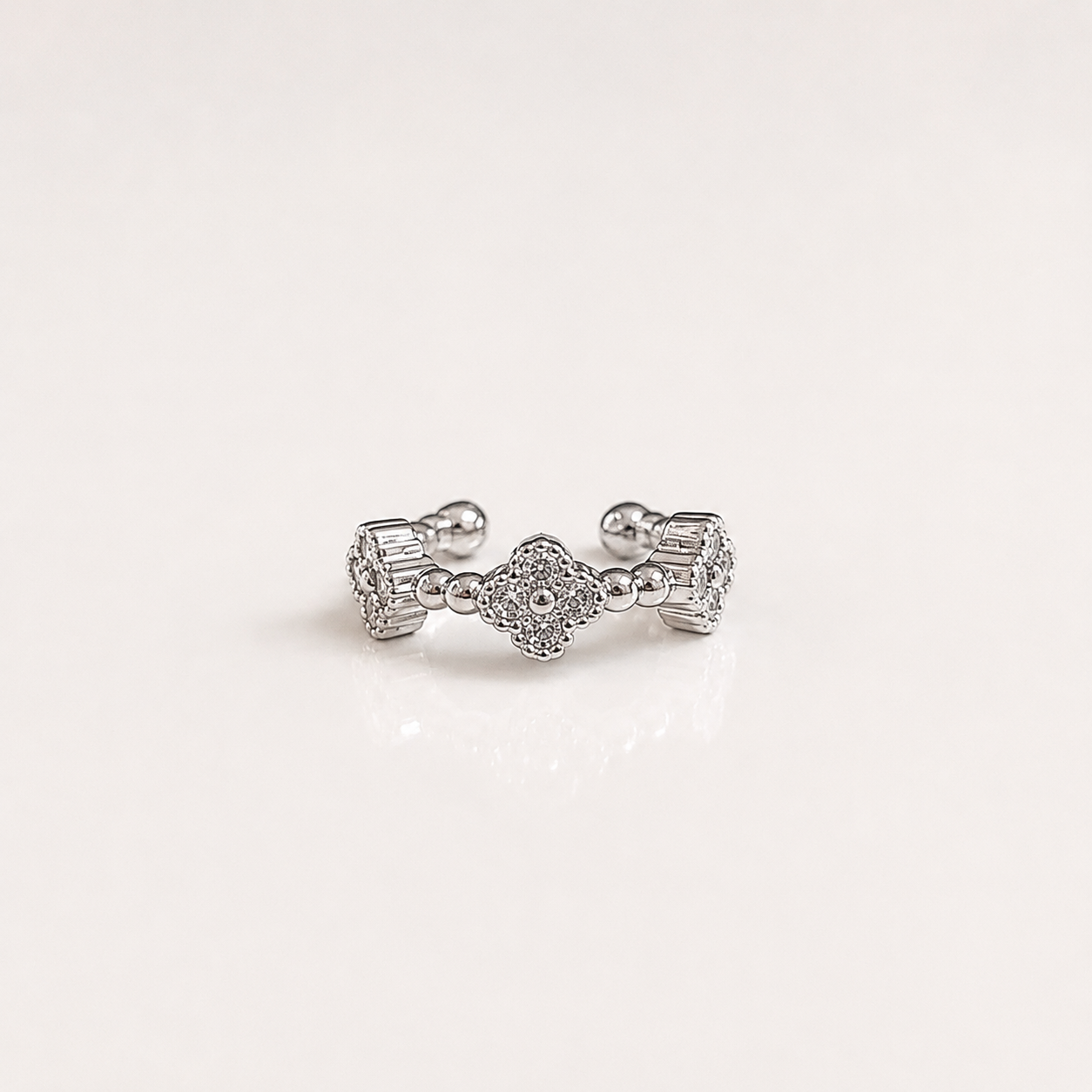 Aretes Pearcing Trébol Silver con piedras brillantes en baño chapa de oro blanco 18k para joyería de mayoreo.
