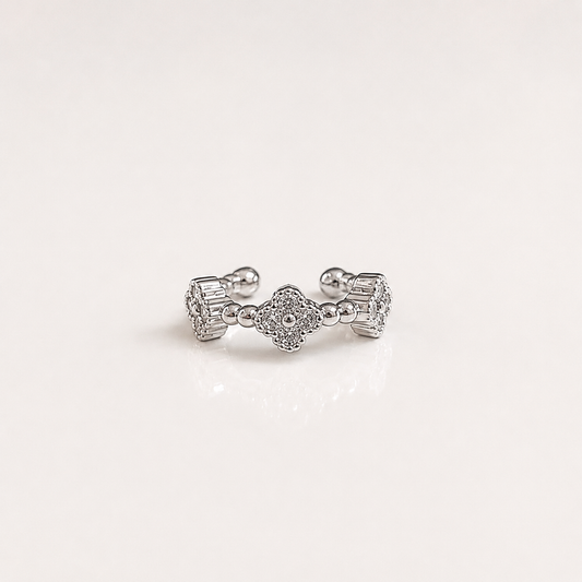Aretes Pearcing Trébol Silver con piedras brillantes en baño chapa de oro blanco 18k para joyería de mayoreo.
