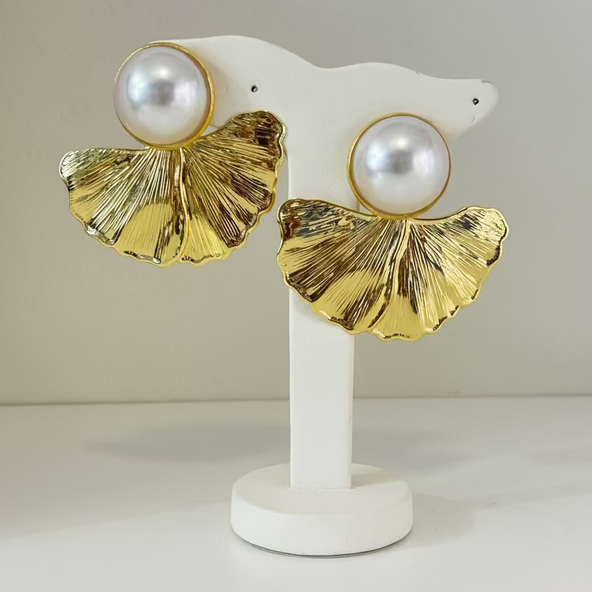 Aretes de abanico con perla jumbo en chapa de oro 18K para joyería de mayoreo.