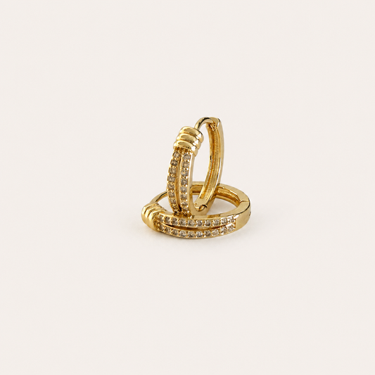 Arracada Vella de 1.0 cm elaborada en chapa de oro de 18K con piedras, para venta de joyería al mayoreo.