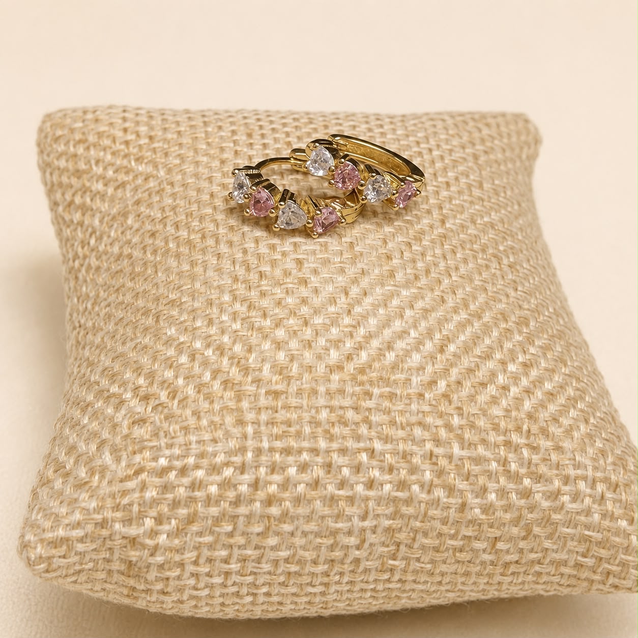 Arracadas Mila Rose en chapa de oro de 18k con piedra rosa y cristalina para venta de joyería al mayoreo.