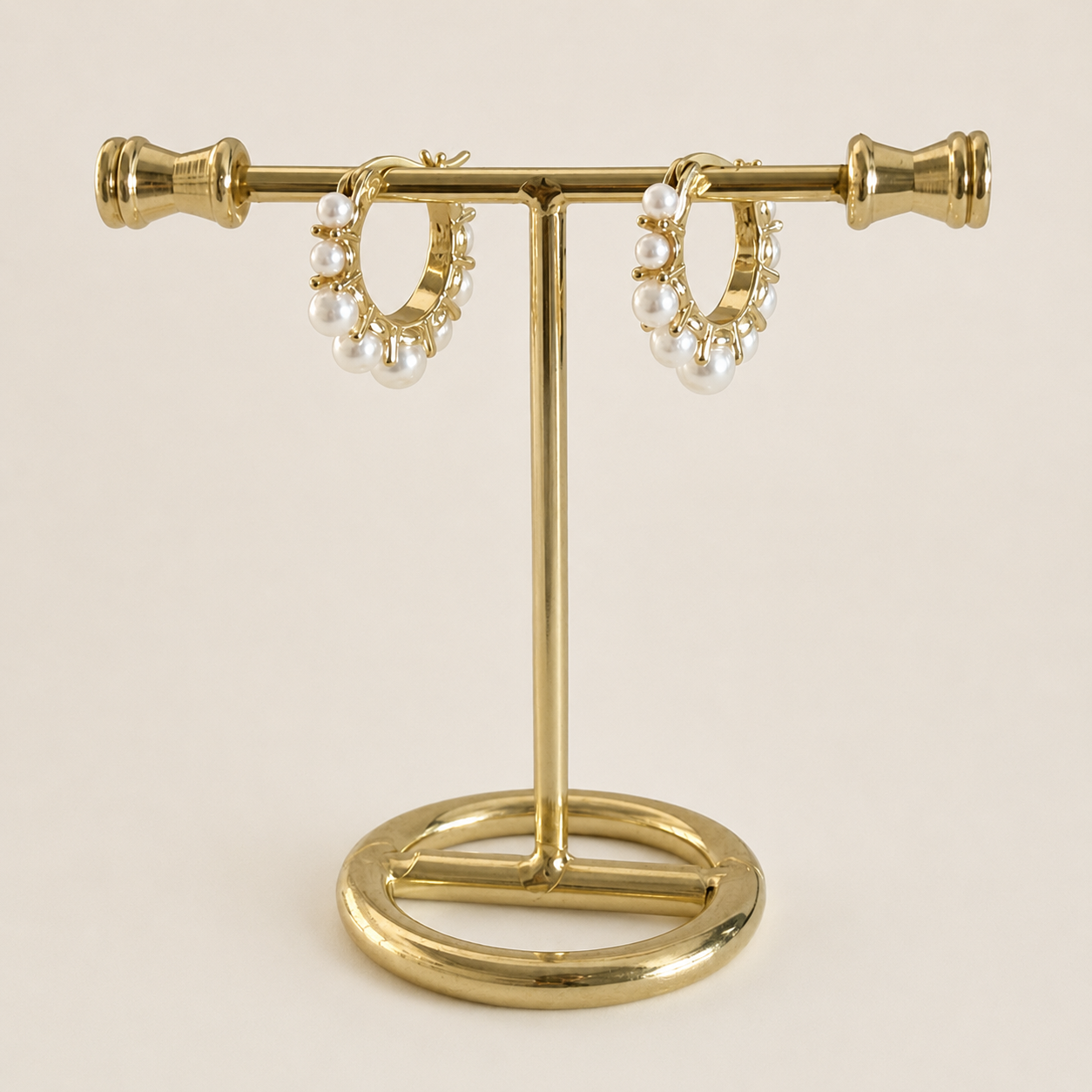 Arracadas Mini Perla Hope en chapa de oro de 18k con detalle de perla para venta de joyería al mayoreo.