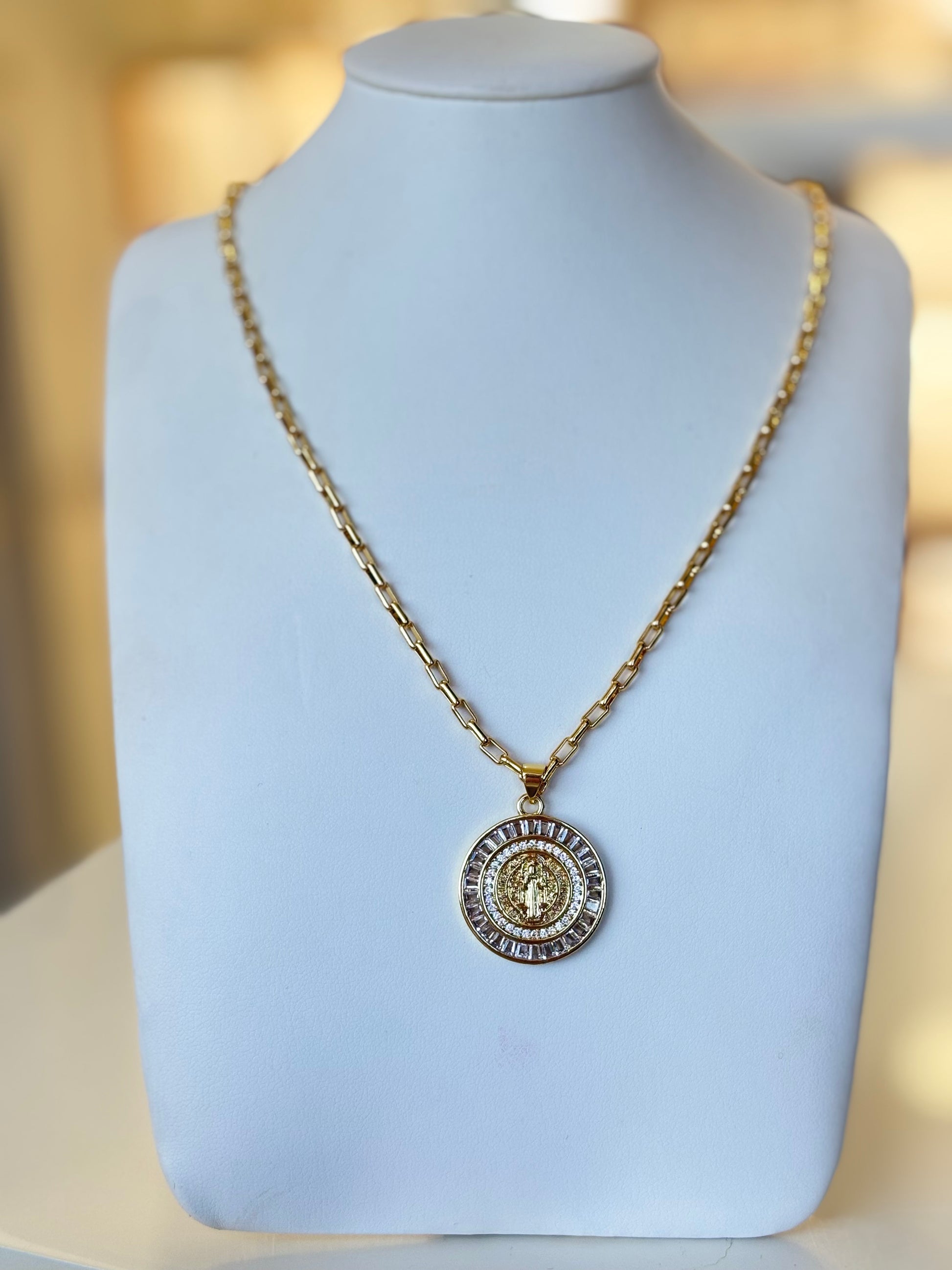 Collar San Benito chapa 18K con cadena larga 50 cm más 5 cm de extensión AL MAYOREO