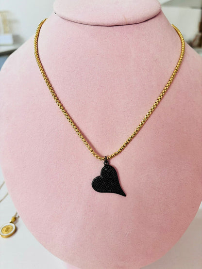 Collar corazón negro chico