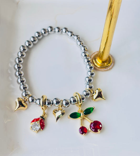 Pulsera de acero inoxidable y chapa de oro 18k con dijes de cereza esmaltada — joyería moderna E|B Jewels