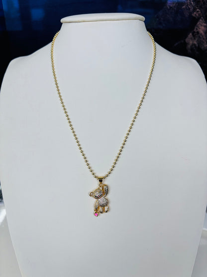 Cadena dorada con charm de osito, diseño delicado para niñas — E|B Jewels joyería mexicana.