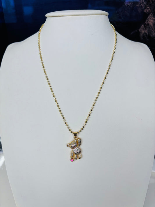 Cadena dorada con charm de osito, diseño delicado para niñas — E|B Jewels joyería mexicana.