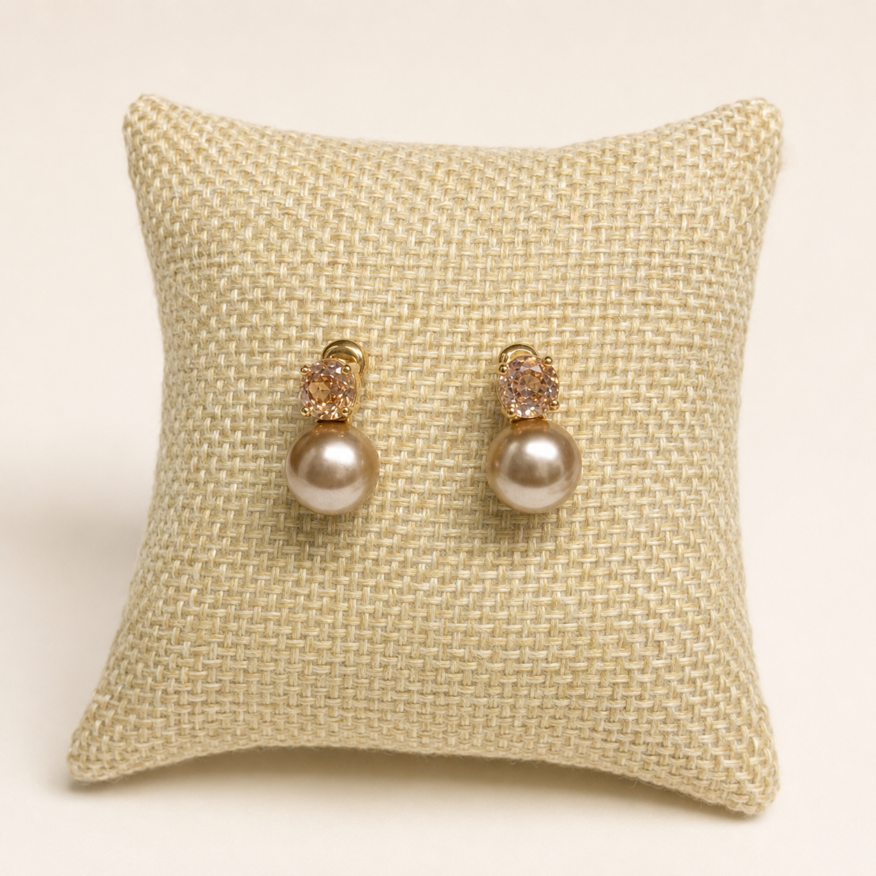 Broquel Perla Rosada elaborado en perla, arete pequeño y delicado para venta de joyería al mayoreo.