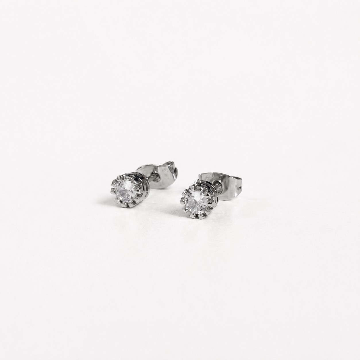 Broquel silver con piedra en chapa de oro blanco 18K para joyería de mayoreo.