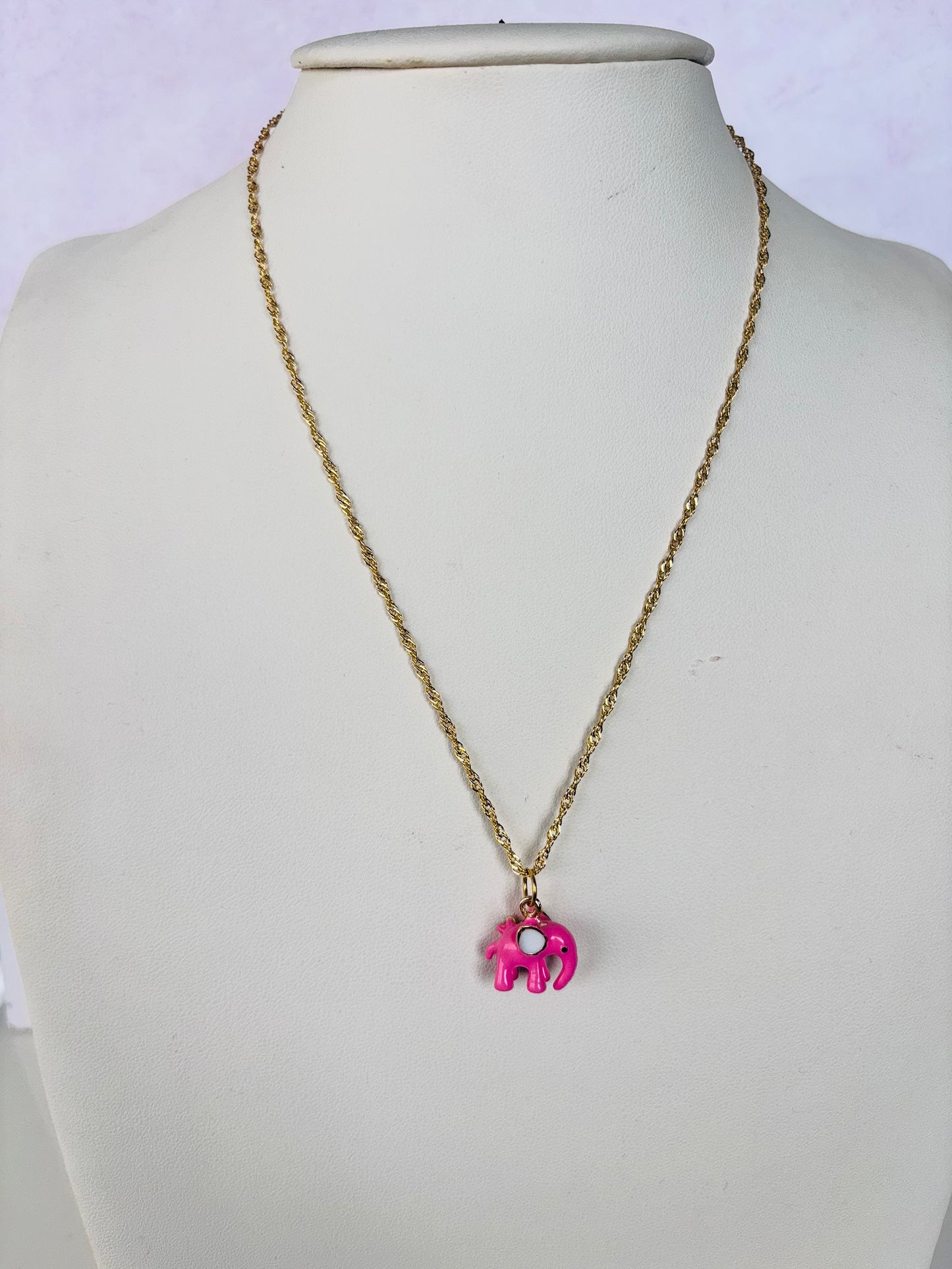 Cadena chapa de oro 18k dorada con detalles sutiles, ideal para niñas y jóvenes — joyería E|B Jewels al mayoreo.